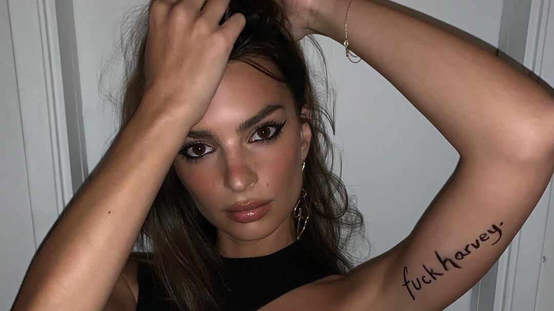 Emily Ratajkowski, tatuaggio di protesta contro Weinstein