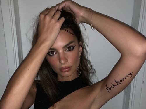 Emily Ratajkowski, tatuaggio di protesta contro Weinstein