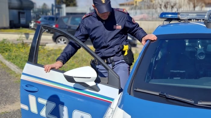 Si denuda, ruba e minaccia i passanti: fermato extracomunitario