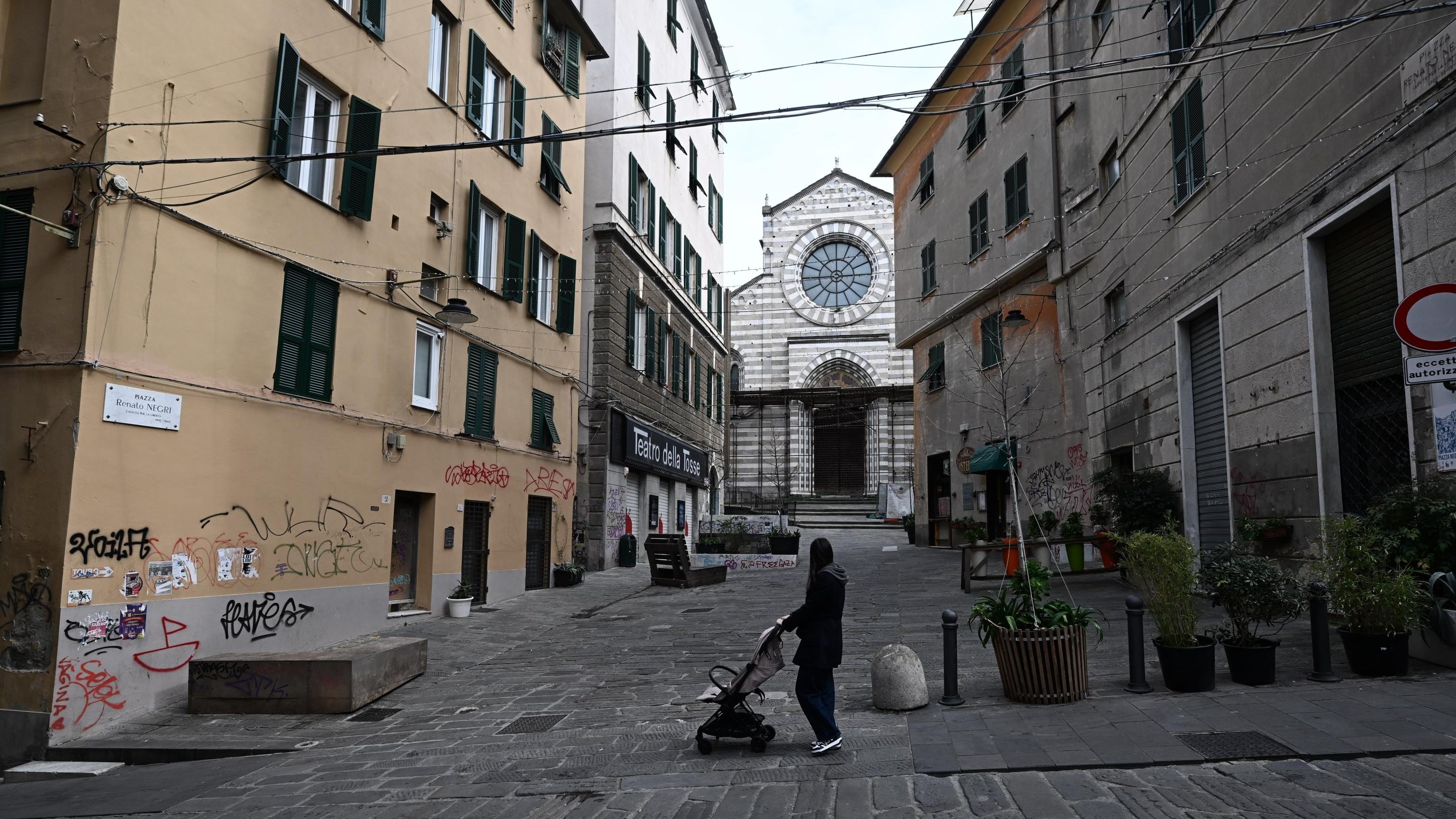 Genova, 17enne accoltellato alla schiena nella zona della movida
