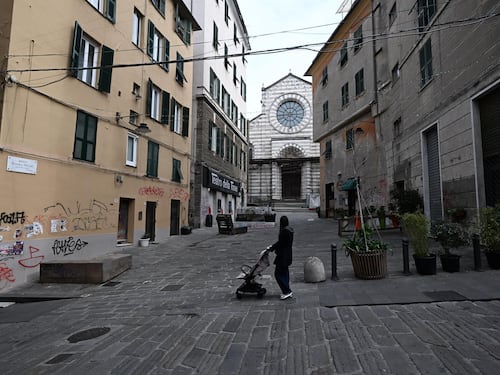 Genova, 17enne accoltellato alla schiena nella zona della movida