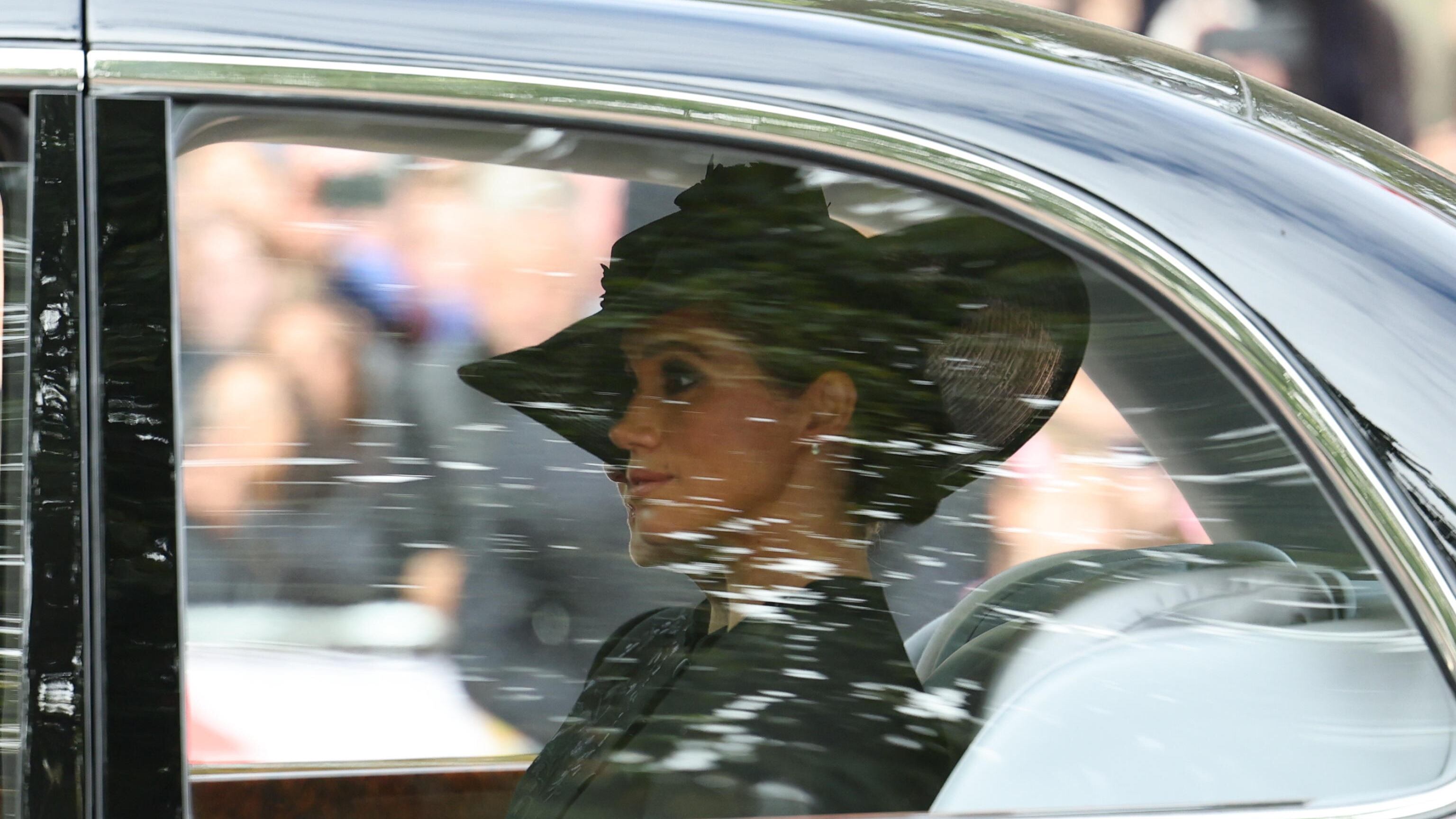 Kate con le perle, Meghan criticata senza la veletta