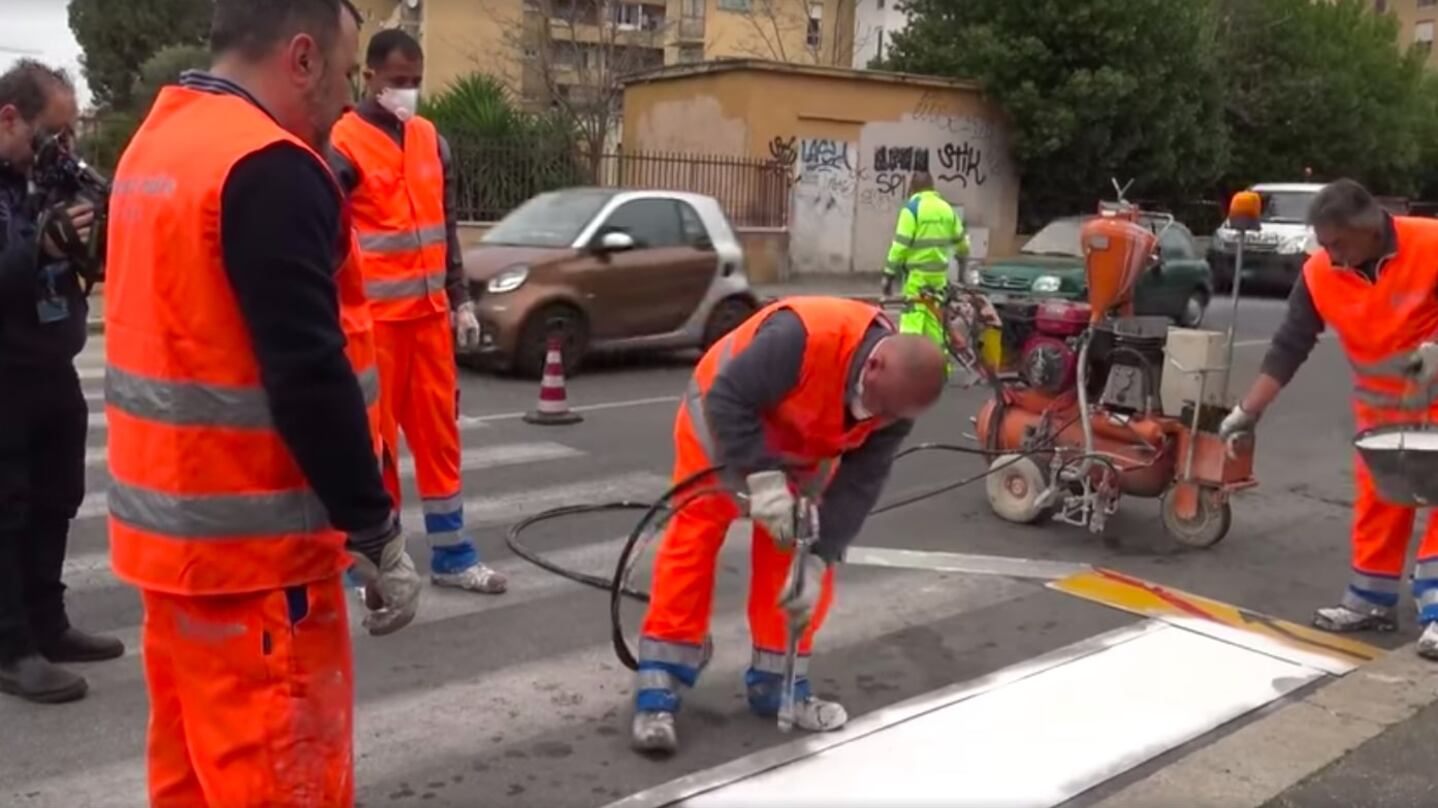 Ecco perché a Roma spariscono le strisce pedonali