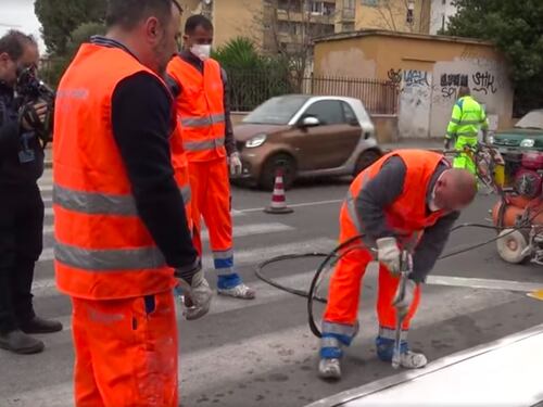 Roma, la Raggi su Facebook:"Detenuti per rifare le strisce pedonali"