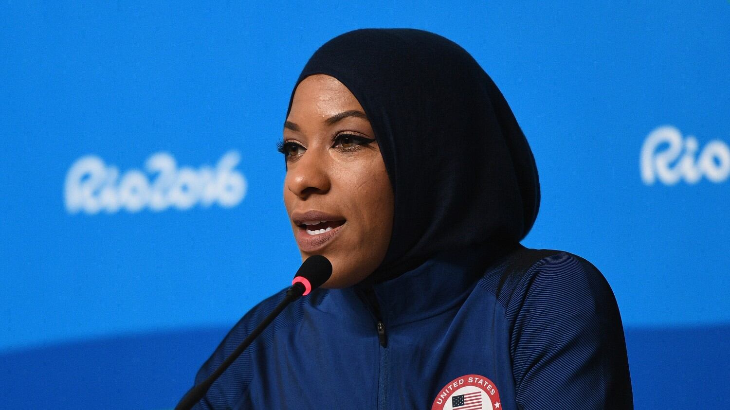 Sciabolatrice olimpionica col velo bloccata "da bando di Trump"
