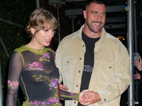 Taylor Swift, storia d'amore a tempo. Spunta il contratto con il fidanzato (e la data della fine della storia)