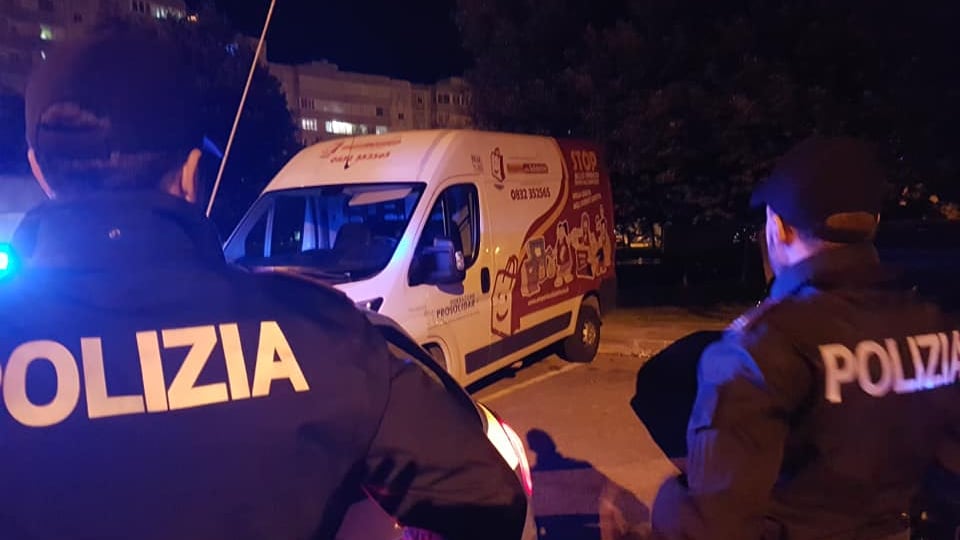 Lecce, rubato furgone con i panettoni per i poveri