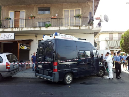 Ladro in azione in casa scoperto dal proprietario, ferito a coltellate