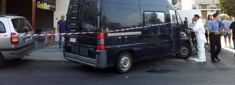 Ladro in azione in casa scoperto dal proprietario, ferito a coltellate