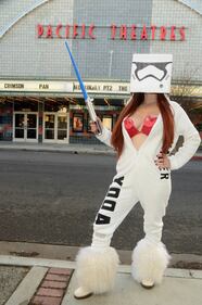 Aspettando Star Wars - Il Risveglio della Forza: attrice si spoglia per strada 52