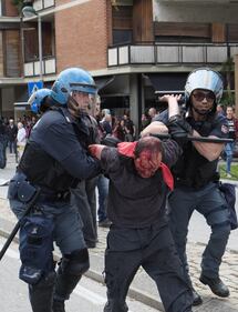 Massa, scontri e feriti al comizio di Salvini 9