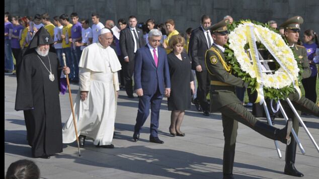 Papa Francesco visita il memoriale del genocidio