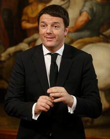 La stretta di mano tra Renzi e Letta. Ed è gelo 8