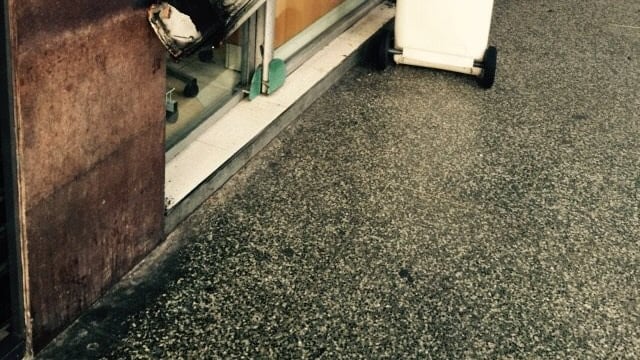 Rom assaltano tabaccheria e portano via sigarette e incasso