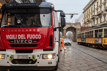 Palazzo in fiamme nel centro storico di Milano 10