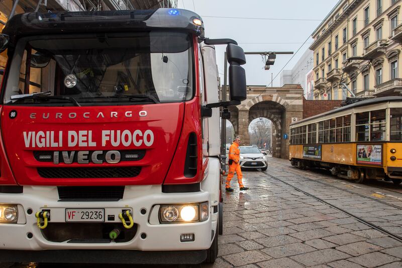 Palazzo in fiamme nel centro storico di Milano 10