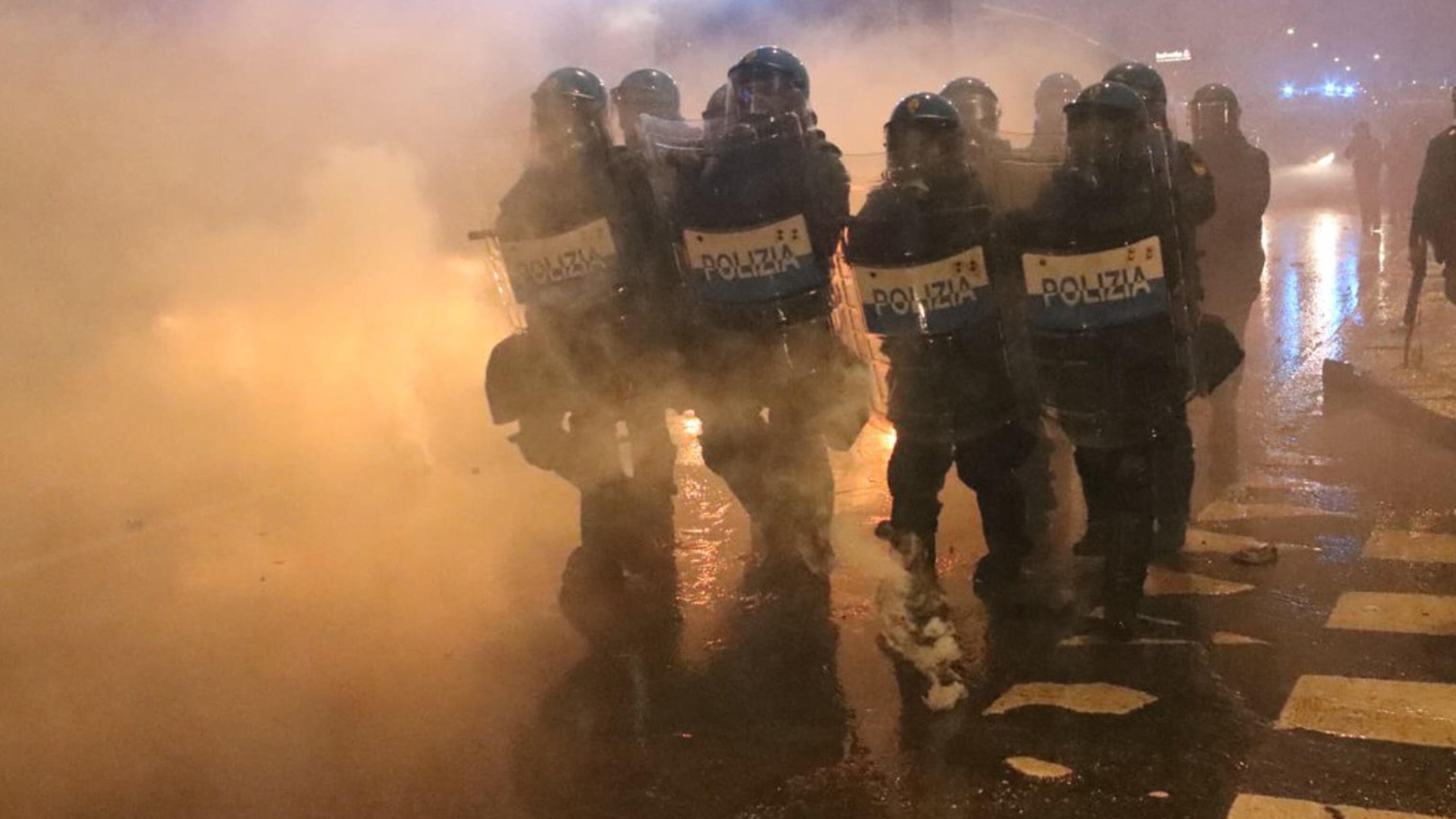 Sala scorda i violenti e attacca Meloni