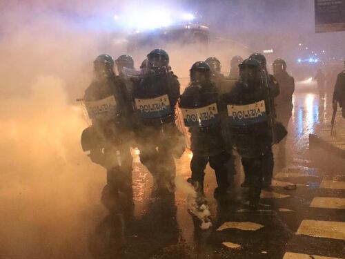 Sala scorda i violenti e attacca Meloni
