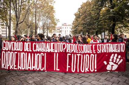 Manifestazione contro il governo: slogan e striscioni degli studenti di Torino 10