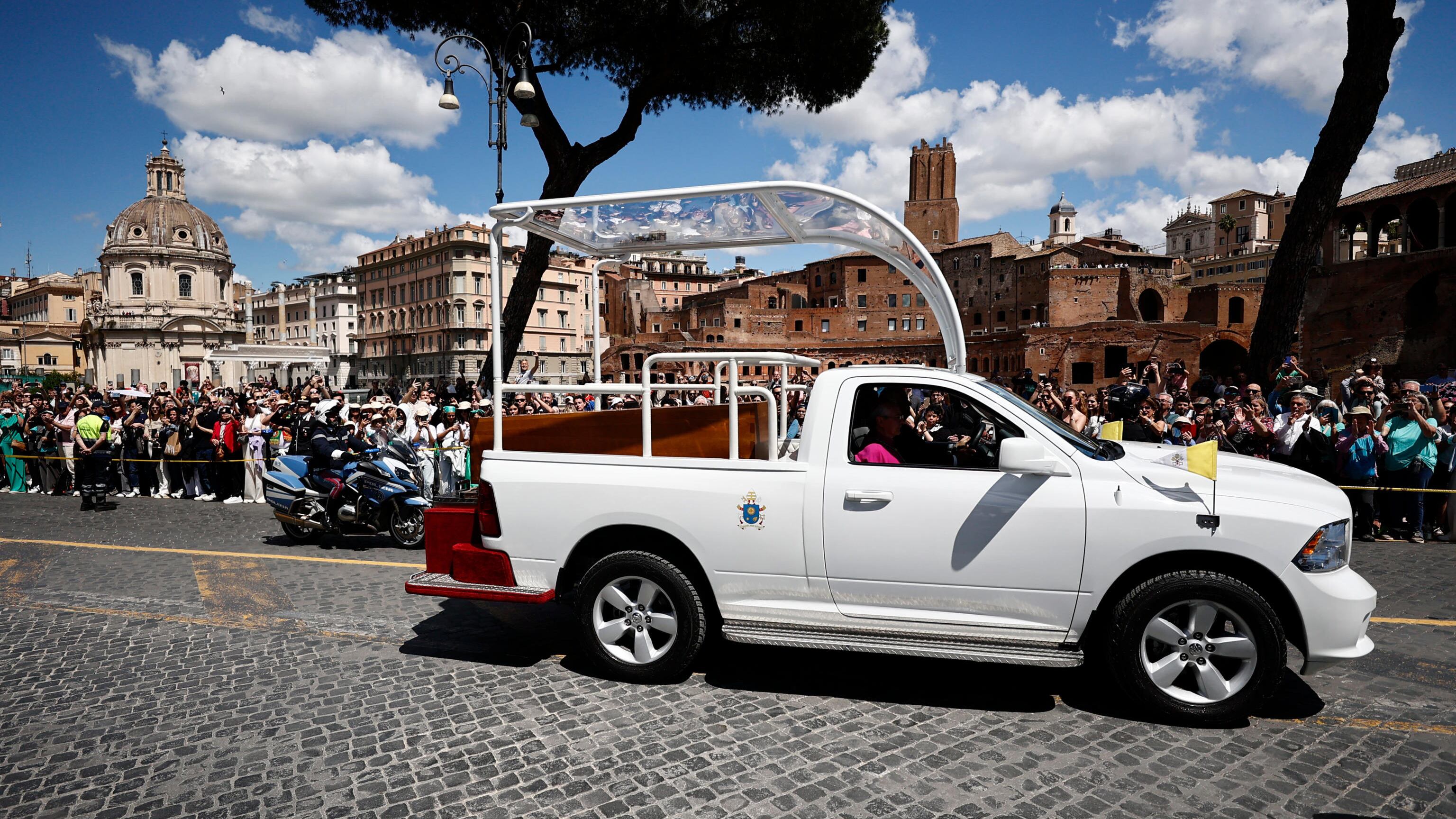 Qual è la storia della papamobile usata al corteo funebre