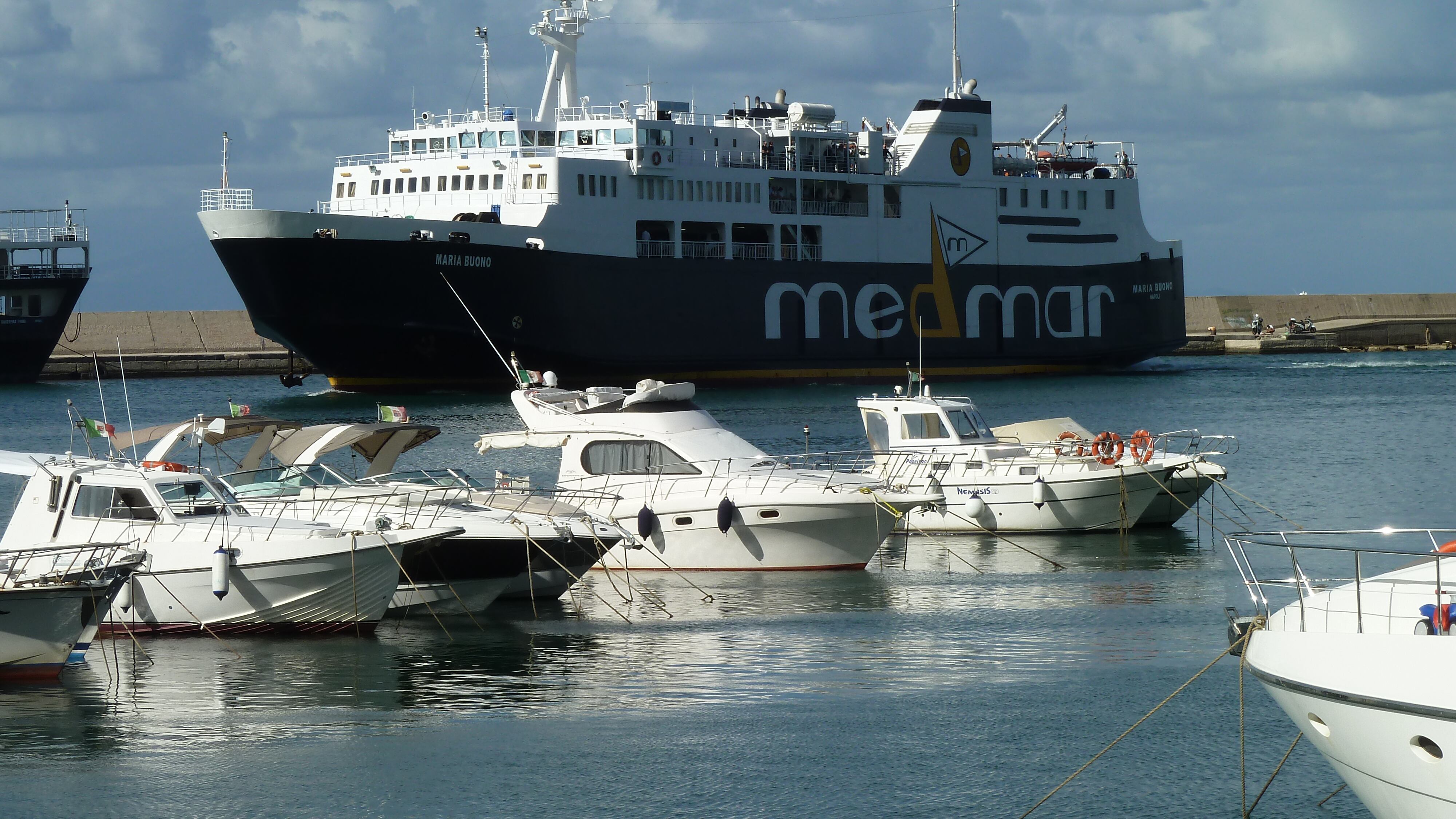 Ischia, nave urta la banchina: 50 feriti