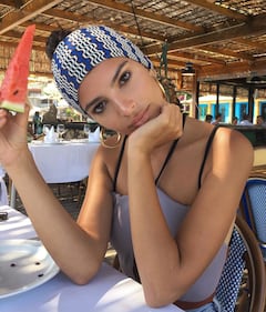 Emily Ratajkowski hot in piscina 10