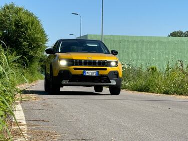 Jeep Avenger 1.2 Summit: guarda la gallery del B SUV a benzina 11