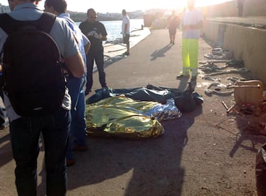 Tragedia a Lampedusa, brucia barcone di immigrati 6