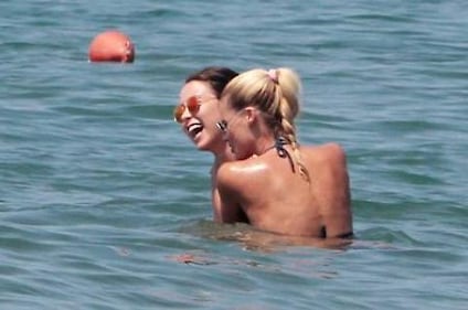 Michelle Hunziker e Aurora Ramazzotti, belle al mare 3