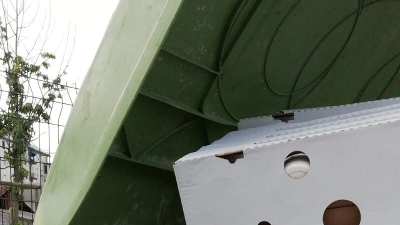 "Pacchi di alimenti gettati nei bidoni davanti al centro di accoglienza"