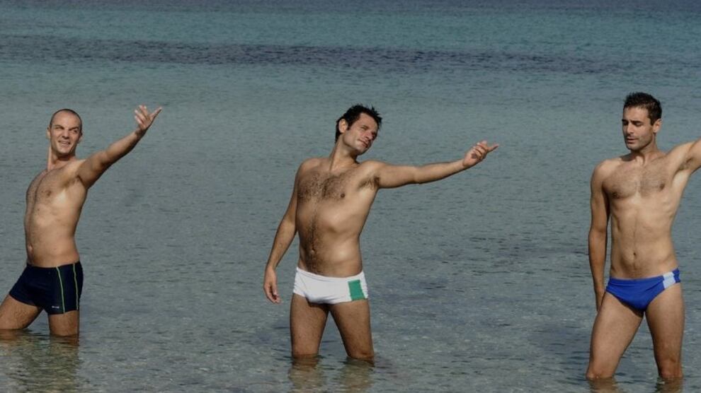 Gallipoli, coppia gay si bacia, il cameriere li riprende