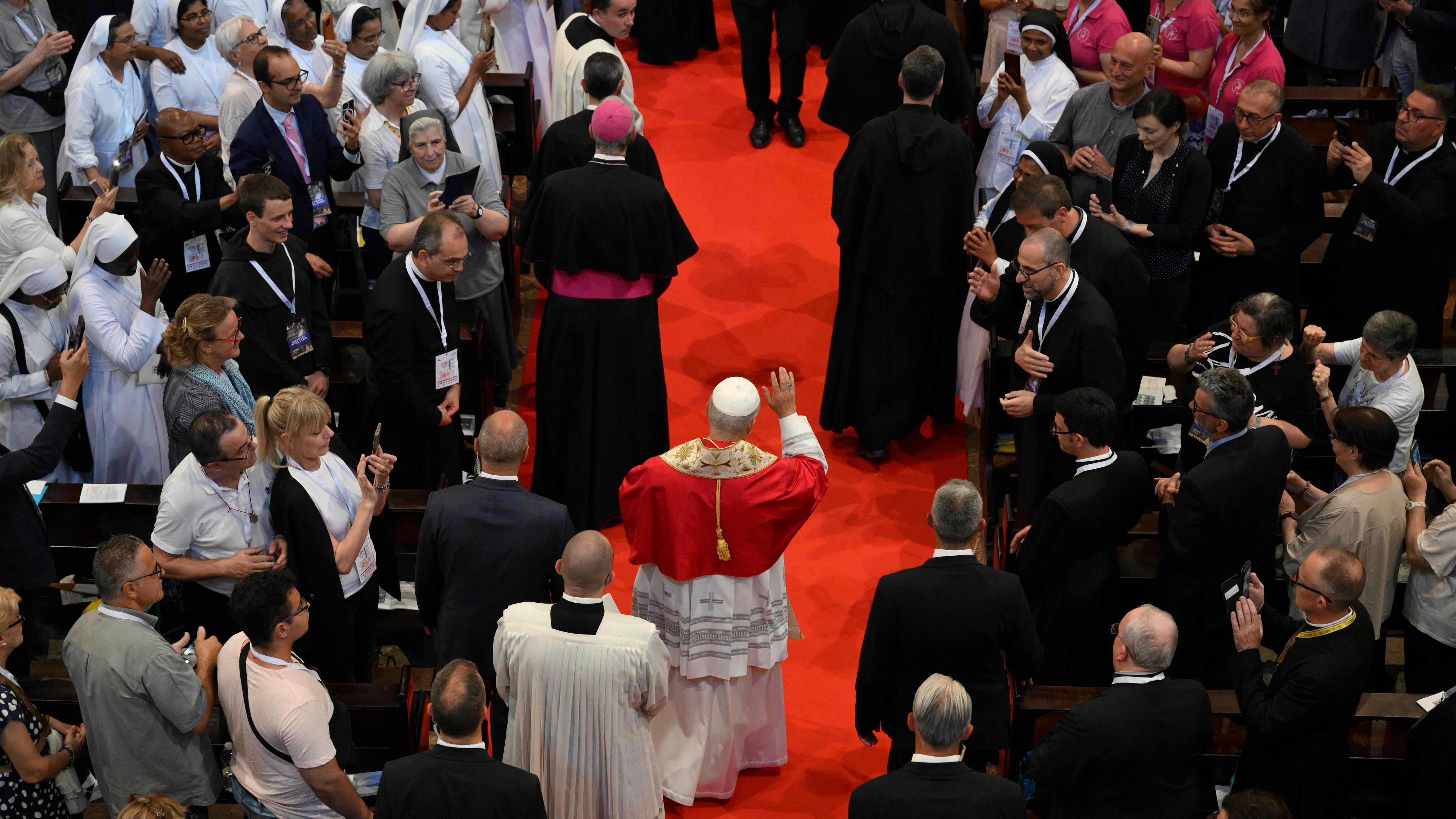 Il corpo di Agostino e il "no" alla guerra. La giornata del Papa sveglia la Lombardia