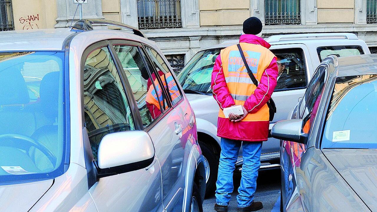 Più multe, meno strisce blu È caccia agli automobilisti
