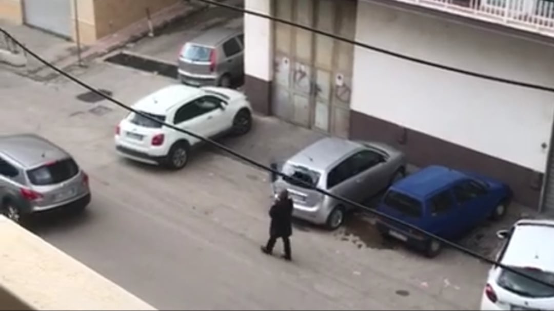 Le chiese sono chiuse e l'arciprete scende in strada recitando il rosario