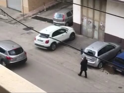 Le chiese sono chiuse e l'arciprete scende in strada recitando il rosario