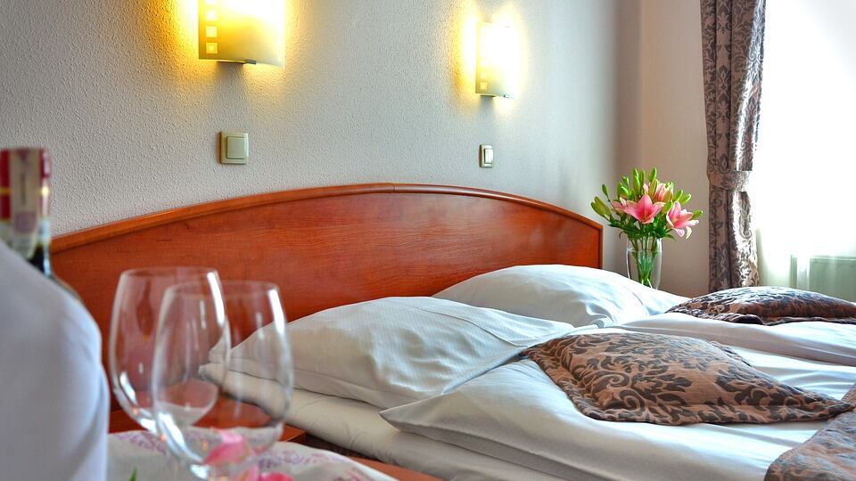 Se una stanza di hotel grande 5 metri quadrati costa 60 euro a notte