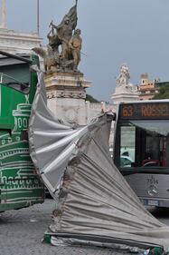 Maltempo a Roma, autobus turistico scoperchiato dal vento 7