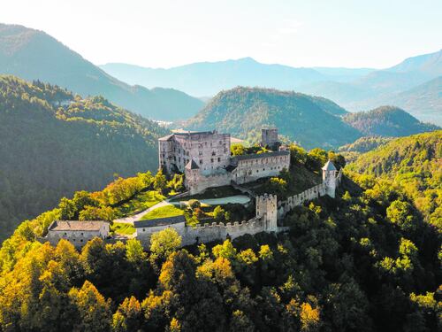 Viaggio tra leggende e misteri nei 150 castelli e palazzi nobiliari