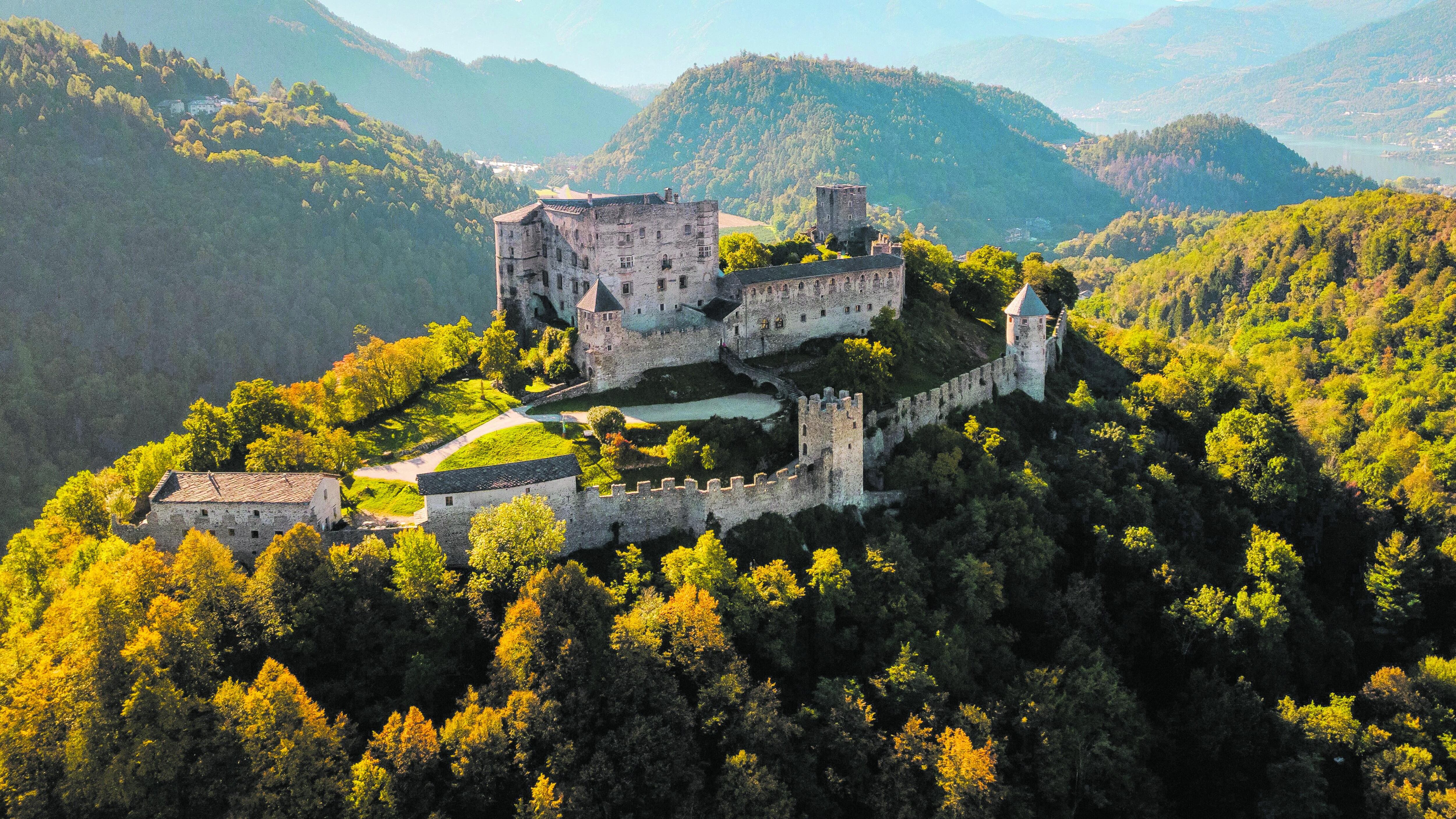 Viaggio tra leggende e misteri nei 150 castelli e palazzi nobiliari