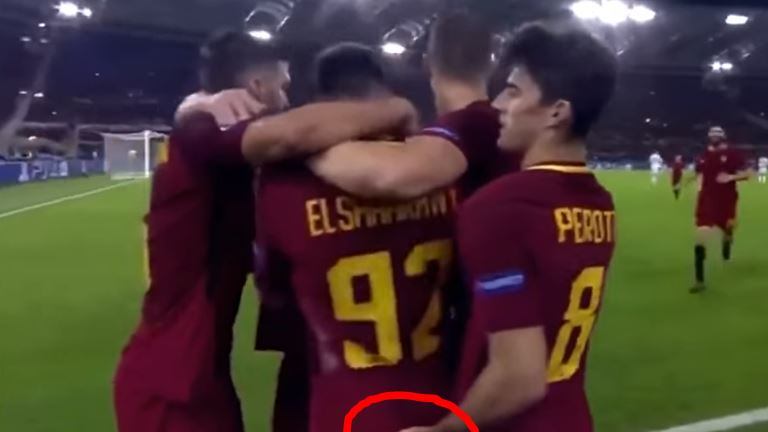 Lo scherzo di Perotti a El Shaarawy: palpata sul sedere e dito nel lato B