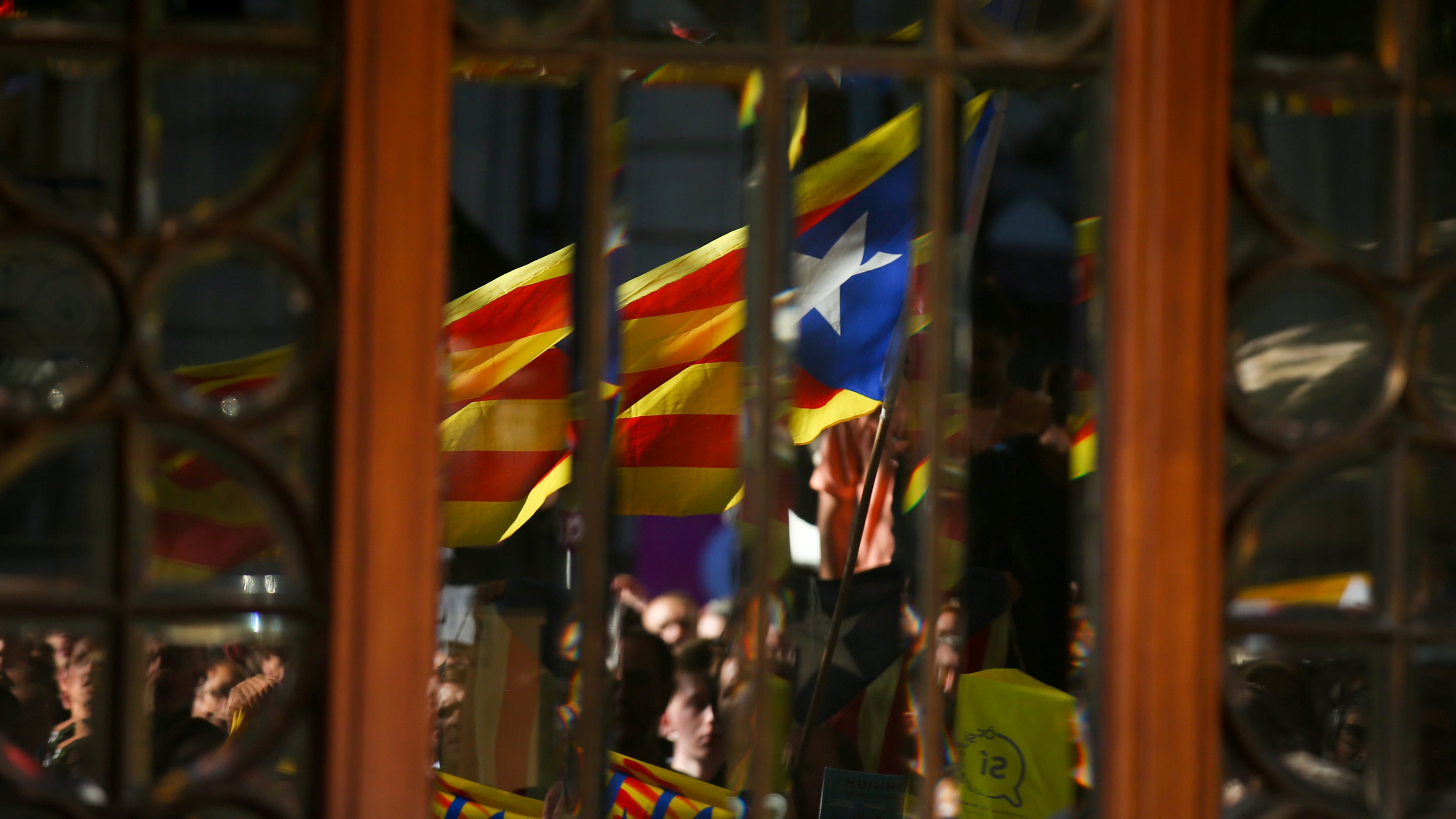 In Catalogna Madrid prende il controllo dei Mossos