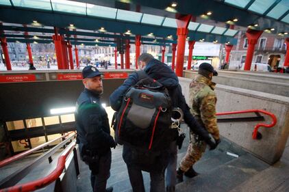 Milano, allarme bomba nella metropolitana a Cadorna 9