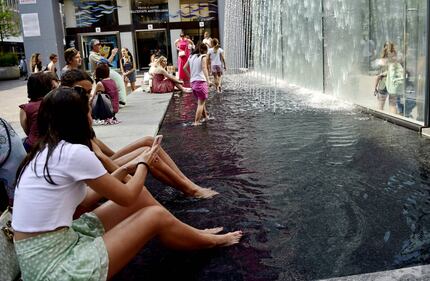 Milano: scatti dalla  fontana d'Apple in Pizza Liberty  7