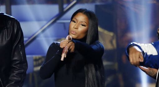 Nicky Minaj sexy con un abito di serpenti 22
