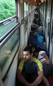 I vagoni che portano gli immigrati ai campi profughi 4