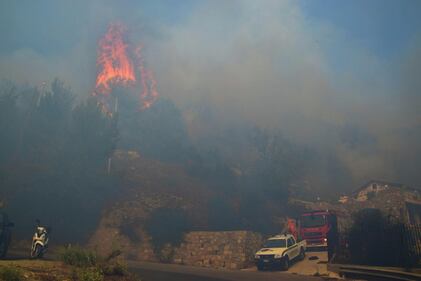 Bruciano le alture di Seborga, fiamme vicino alle case 6