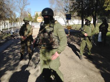 Soldati russi circondano la base ucraina di Bakchisaray 2