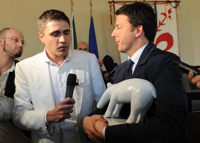 Striscia la notizia consegna un tapiro bianco a Renzi 1