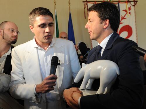 Striscia la notizia consegna un tapiro bianco a Renzi