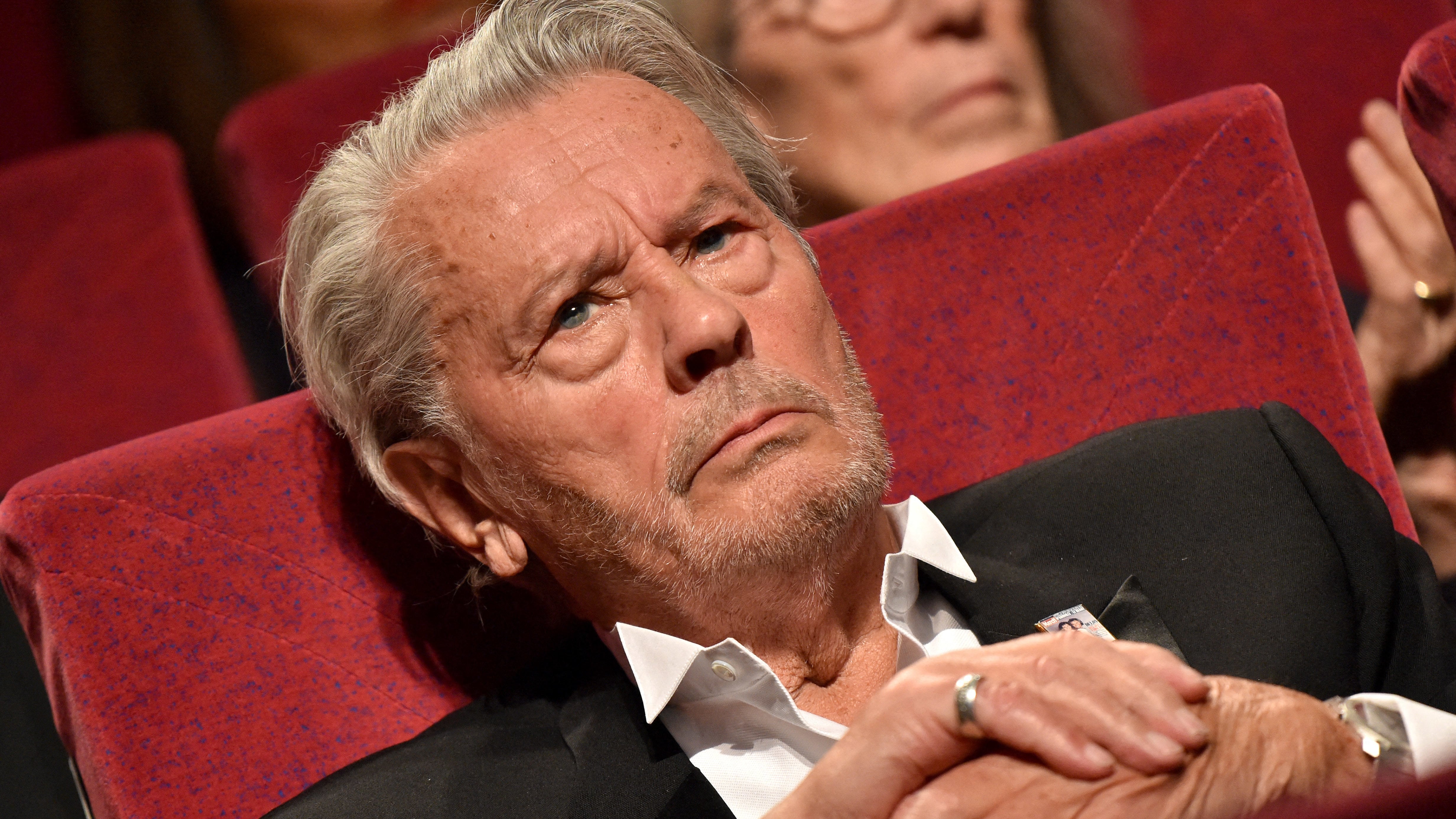 Tutte amanti di Delon (che non può smentire)